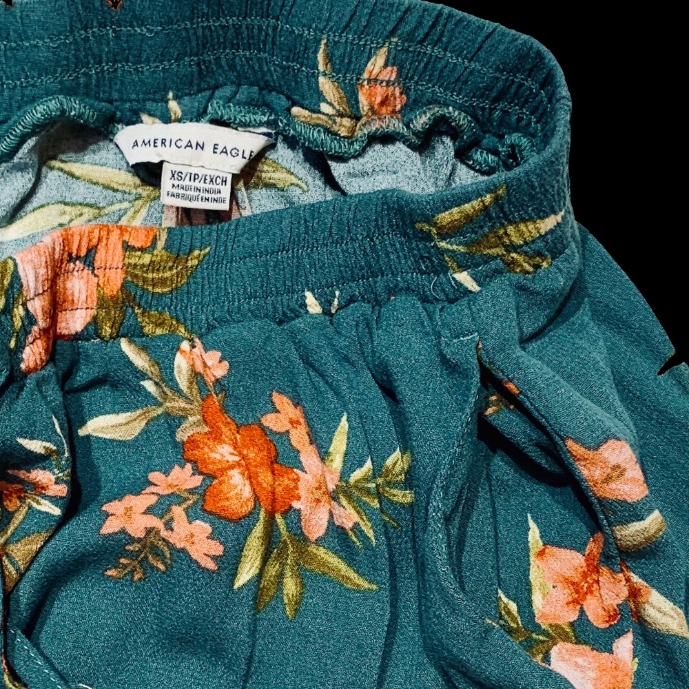 AE Ruffle Shorts - Picture 3 of 4